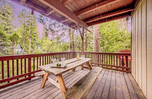Twin Peaks House | Pine View - Spacious 3000 SQFT Home with Game Room, Bar and 3 Decks!