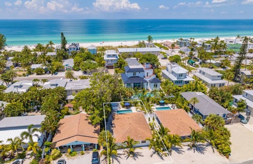 Ilexhurst House | Pineapple Paradise! 1 block to Beach access!