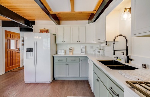 Sugarloaf Cabin | PineDenCabin: HotTub+Arcade+FirePit+EV Charger