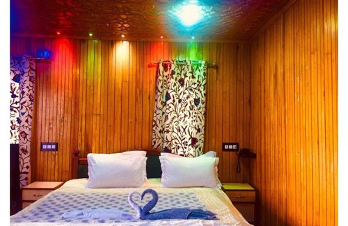 Srinagar Hotel | Pinewood Resort
