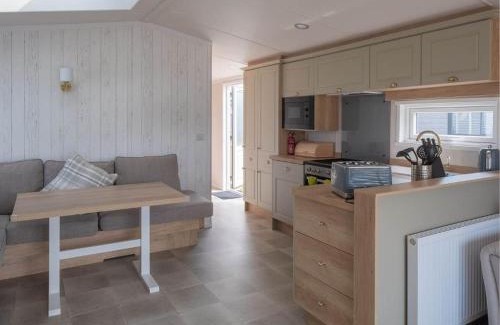 Wells-next-the-Sea Cabin | Pinewoods Lakeside Luxe no.4 - no dogs