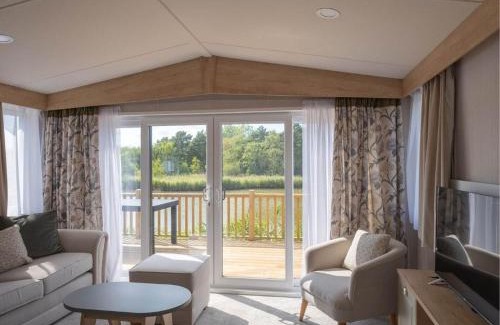 Wells-next-the-Sea Cabin | Pinewoods Lakeside Luxe no.4 - no dogs