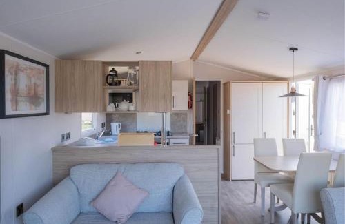 Wells-next-the-Sea Cabin | Pinewoods Park Style no.2 - sleeps 8 – no dogs