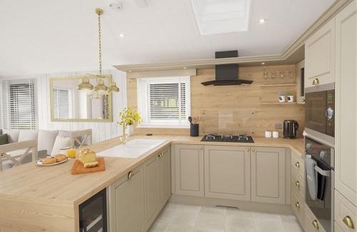 Wells-next-the-Sea Cabin | Pinewoods Saltmarsh Lodge sleeps 6 – no.3