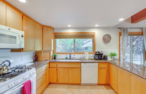 Deschutes River Woods Cabin | Ping-Pong & Private Hot Tub: Family Cabin in Bend!