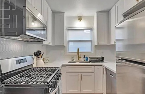 Livermore House | Pink Door, Livermore v2 - queen bed - private backyard - 0.5miles to downtown!
