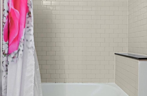 Scioto Mile Apartment | Pink Studio Apartment Downtown