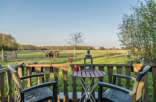 Onstwedde Bed & Breakfast | Pipowagen Lidewei Groningen Westerwolde unieke ligging met eigen tuin en vrij uitzicht over veld naar natuurgebied