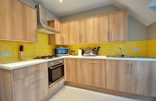 West Cliff Cottage | Pippin House A - an apartment that sleeps 6 guests in 3 bedrooms
