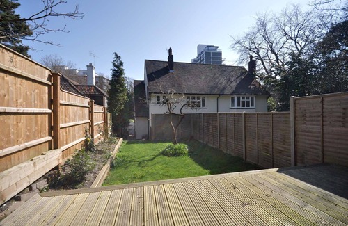 West Cliff Cottage | Pippin House A - an apartment that sleeps 6 guests in 3 bedrooms