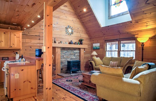 Arden Cabin | Pisgah Pines | Cozy Log Cabin w/Hot Tub & Fire Pit Near Asheville Airport
