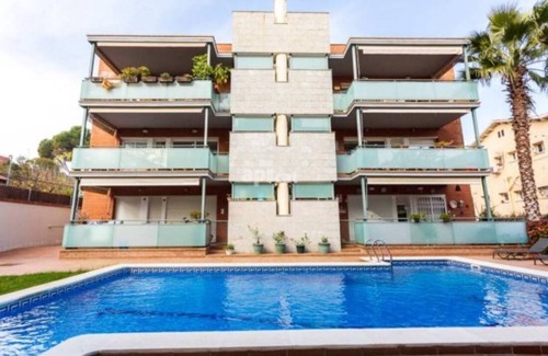 Sant Cugat del Valles Apartment | Piso con Piscina Para 5 Personas