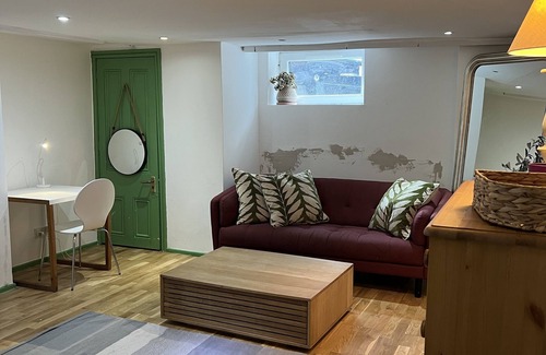 Trafford Apartment | Pitch perfect basement studio apartment close to old Trafford.