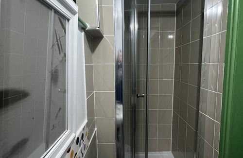 Trafford Apartment | Pitch perfect basement studio apartment close to old Trafford.
