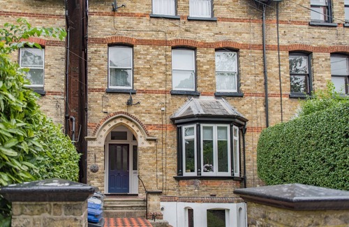 Canterbury Apartment | Pitch Perfect by Bloom Stays - comfortable apartment near City Centre with parking