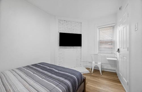 Shadyside House | Pittsburgh Shadyside 3B Modern and Cozy Private Bedroom with Shared Bathroom