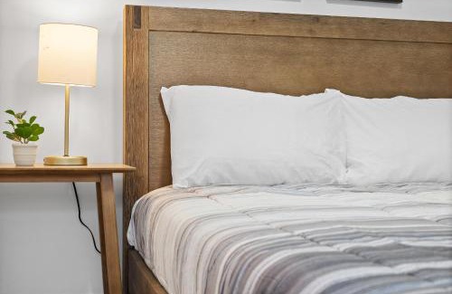 Shadyside House | Pittsburgh Shadyside 3B Modern and Cozy Private Bedroom with Shared Bathroom