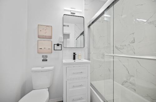 Shadyside House | Pittsburgh Shadyside 3B Modern and Cozy Private Bedroom with Shared Bathroom
