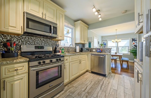 Hapeville House | Plan A Trip To Georgia Aquarium In This Comfy 3BR