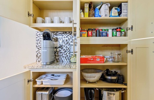 Hapeville House | Plan A Trip To Georgia Aquarium In This Comfy 3BR