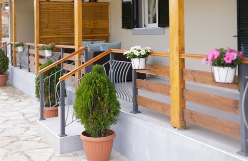 Ipsos House | Planet Villas at Ipsos by Konnect, Shared BBQ & Garden