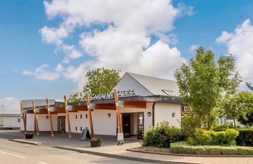 Mablethorpe Ski Chalet | Platinum Lakeview Lodge Sleeps 8