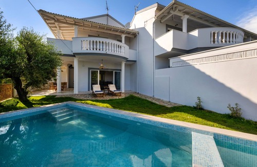 Petriti Villa | Playia Villa II is an Neoclassical villa built on the highest point of Petriti.