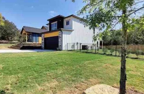 Fort Worth House | Pleasant 3-Bedroom Home with A/C in Fort Worth – Rosedale Retreat