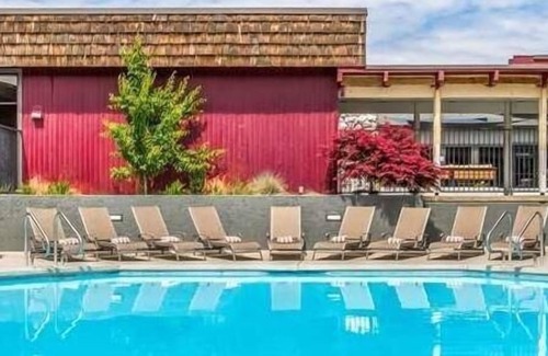Tri-Cities Hotel | Pleasant Stay, Convenient Location! 3 Contemporary Units w/FREE Parking, Pool!