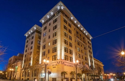 Goose Hollow Hotel | Pleasant Stay! Pet-friendly Accommodation Close to Powell's City of Books!