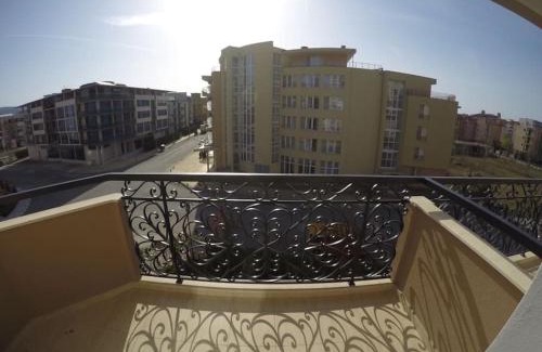Chaika Apartment | Plush, 1 Bed Apt, Dawn Park D