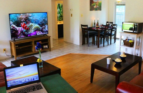 Manor Apartment | Plush Double King Apt w Parking, Pet friendly, WiFi & Laundry