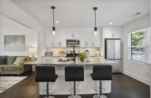 East Side Apartment | Plush Pad | Style, Convenience & Comfort