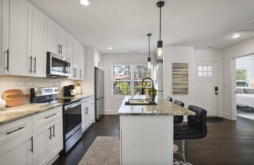 East Side Apartment | Plush Pad | Style, Convenience & Comfort