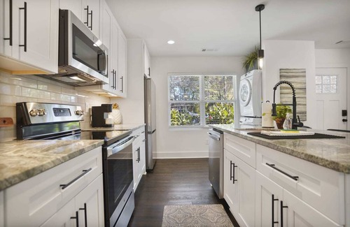 East Side Apartment | Plush Pad | Style, Convenience & Comfort