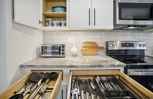 East Side Apartment | Plush Pad | Style, Convenience & Comfort
