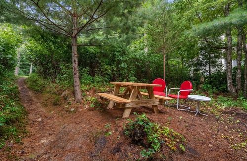 West Wareham Cabin | Plymouth's Little Red Cottage: 3-BR cabin w/WiFi, full kitchen, & lake access!