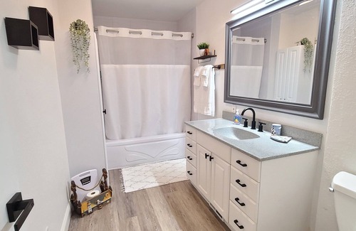 West End House | PNW Basecamp-Mins to Pt Defiance Zoo, Titlow Beach Park, 4 BR- Centrally Located