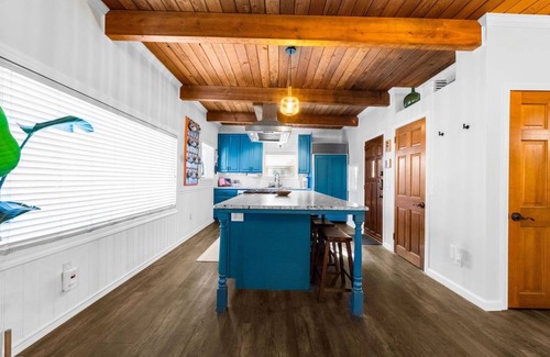 Lincoln House | PNW Downtown Hobbit Home - Detached game-room & Outdoor pizza oven!