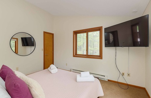 Tobyhanna Hotel | Poconos Hideaway - Woods & Wildlife