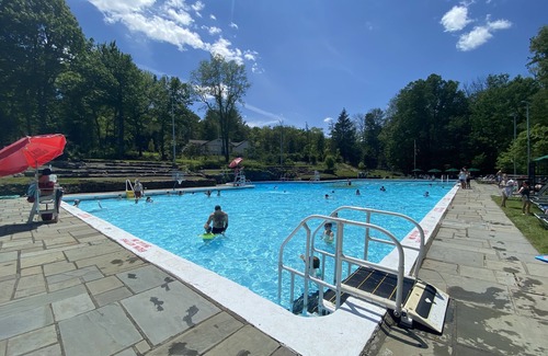Canadensis Cottage | Poconos townhouse w/fire place, gameroom & deck (sleeps up to 16 &Pet-friendly)