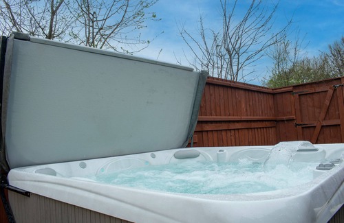 Trowse Newton Cabin | Pod 5 with Countryside view and Hot Tub