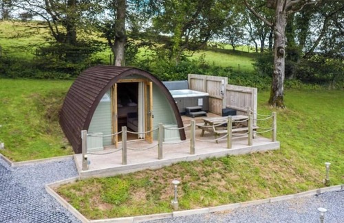 Laugharne House | Pods @ Broadway with Hot tub