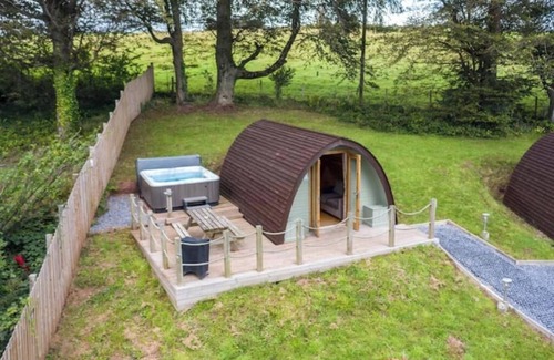 Laugharne House | Pods @ Broadway with Hot tub