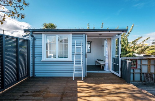 Surfdale House | Pohutukawa Cottage - the perfect spot for a relaxing break on Waiheke Island