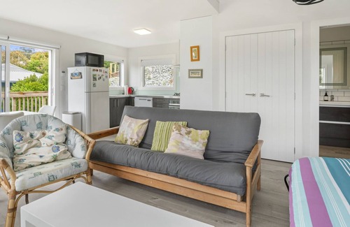 Mahurangi East House | Pohutukawa Paradise - Martins Bay Holiday Home