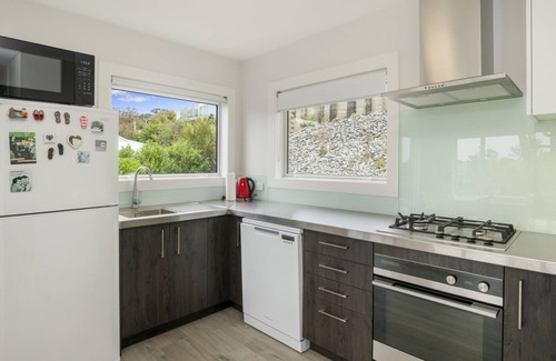 Mahurangi East House | Pohutukawa Paradise - Martins Bay Holiday Home