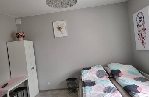 Zyrardow Apartment | Pokój z kuchnią i łazienką Żyrardów