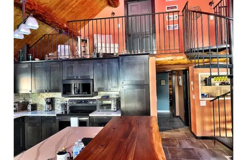 North Pole Cabin | Polar Luxe Log Home （极地豪华小屋）