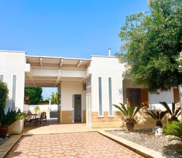 Polignano a Mare Villa | Polignano Villa with Jacuzzi, Garden & Parking